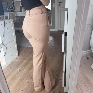 Aprikosfärgade kostymbyxor - Fina kostymbyxor i en aprikos färg. Jag är 161 cm och passar mig i längden, något längre.