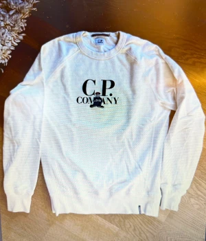 CP Company - CP Company: bra skick, för liten nu. Nypris cirka 2500kr, svår att hitta. Pris: 500kr