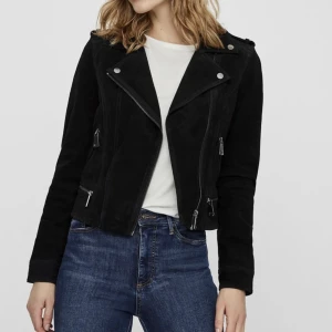 Bikerjacka i mocka  - Bikerjacka i mocka. Fint skick! Pris kan diskuteras vid snabb affär!  Nypris: 1200:- 