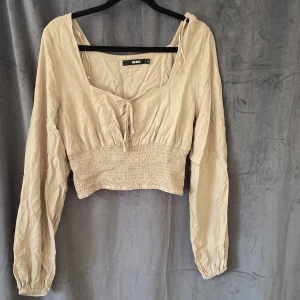 Topp Bikbok - Beige topp från bikbok i storlek s. Är i fint skick, endast använd ett fåtal gånger. 