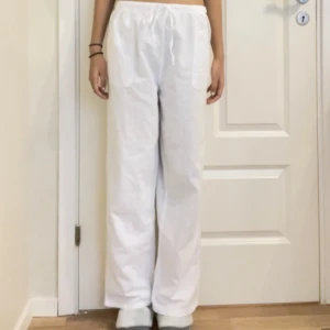 Linnebyxor  - KVAR!!!Ett par jätte fina vita linnebyxor som är perfekt till sommaren😍säljer då jag redan har ett par andra. Dom är ej genomskinliga❣️Dom är köpta i Spanien storlek:M men passar mig som använder 32-34