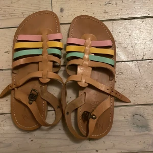 Sandaler - Fina handgjorda sandaler som jag köpte i Grekland! Har knappt använd dom. Säljer billigt pga vill rensa bort allt fort 