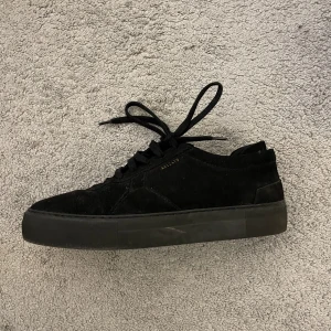 Arigatos - Ett par helsvarta arigatos i storlek 44 som är använda 2 gånger och är i jättebra skick kan mötas upp i Stockholm eller fraktas men då får köparen stå för frakten