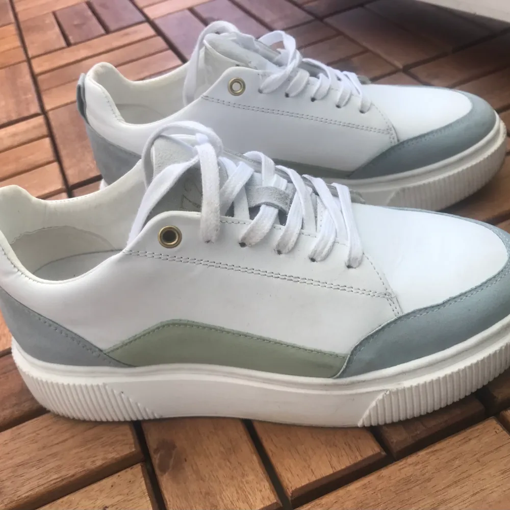 Säljer fina sneakers, använd 4 dagar utomlands.  Product details Style: PASSISTA Category: low sneaker Color: WHITE Material outside: Leather/Suede Material inside: Leather Material outsole: TR Removable insole: Yes Season: SPRING/SUMMER Skokartong finns . Skor.