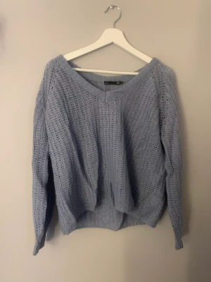 Blå stickad tröja - En blå stickad tröja  