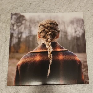 Taylor Swift - Evermore Lp - Hej!🤍 Säljer min Evermore lp! Albumet har aldrig blivt spelat och är i jättebra skick! fråga gärna om fler bilder! 💜💕Möts tyvärr bara upp i Stockholm då jag inte vet om albumet klarar av att fraktas:/ orginalpris 500