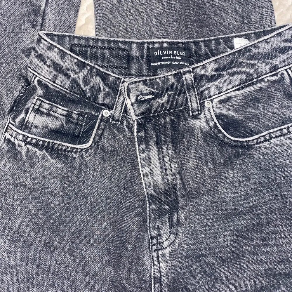Sjukt snyggt tvättade gråa jeans i highrise storlek 34. Använda ett fåtal gånger. . Jeans & Byxor.