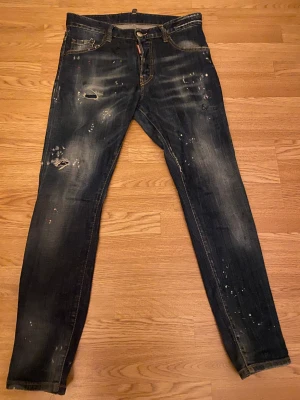 Dsquerd2 jeans  - Storlek 44, i väldigt bra skick knappast använda pågrund av för små.