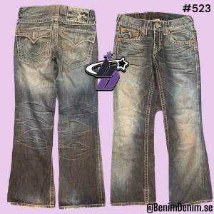 True religion jeans - trueys i modellen Billy big T, tag 29/34😈ytterben 95😈innerben 75😈midja rakt över 40😈benöppning 22😈modellen är 180😈flaws, saknar båda knappar på bakfickorna och lite skadade i benöppningen
