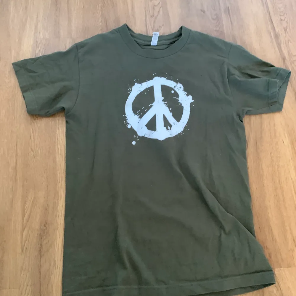tisha me peace symbolen. T-shirts.