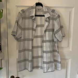 kortärmad skjorta  - köpt secondhand, men i bra skick. luftig och passar bra till sommarn. skriv vid frågor 🫶🏻