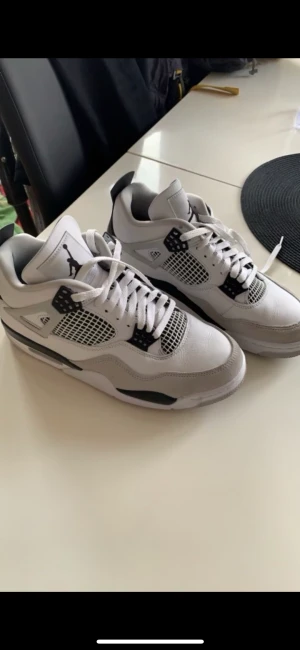 Jordan 4 Military Black - Nästintill helt nya Jordan 4or, väldigt sköna och bekväma. Problem är att jag inte har något som passar till.   Fick dessa från en släkting som jag helst inte vill säga att jag säljer de till :)  Nypris är 6000kr+