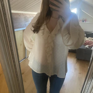 Blus ZARA - Jättesöt blus från zara i storlek XS💕