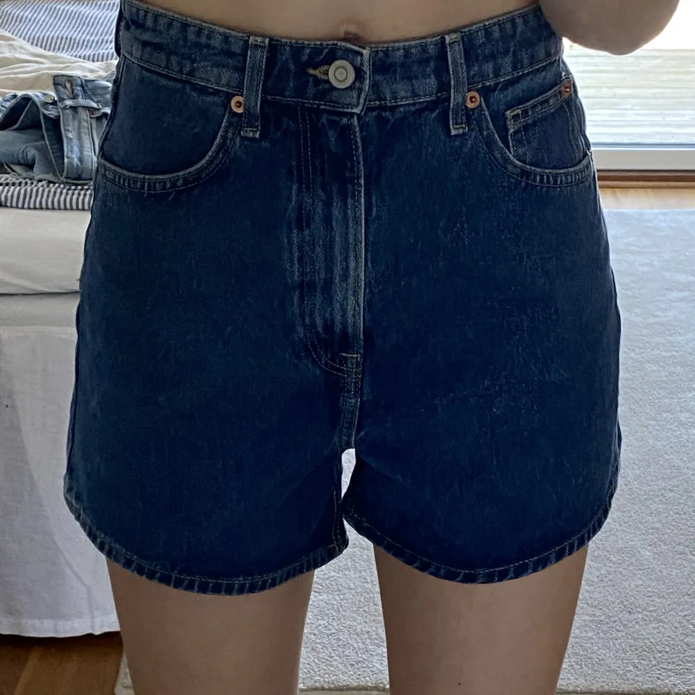 Snygga jeans shorts (färgen blev lite mörkare i kameran) nyskick från H&M storlek 34. Säljer då de är lite stora på mig och kommer inte användning 😊 Hör av er vid fler frågor!. Shorts.