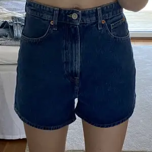 Snygga jeans shorts (färgen blev lite mörkare i kameran) nyskick från H&M storlek 34. Säljer då de är lite stora på mig och kommer inte användning 😊 Hör av er vid fler frågor!