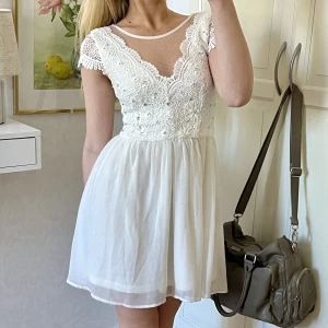 Vit klänning - Vit klänning med stenar, från NLY one i storleken 34💖 Passar perfekt till studenten eller skolavslutning!! Använd en gång, förekommer några defekter!🥰