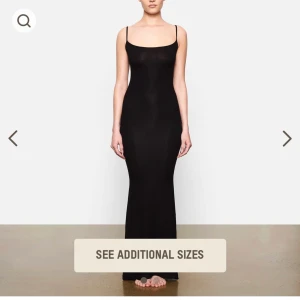 Skims klänning xs - Säljer pga att jag köpte två storlekar och gick inte att returnera. Lapparna är kvar. Passar xxs-s! Köptes för 879 kr.