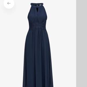 Säljer denna mörkblå balklänning i storlek 38 som endast är använd en gång. Köpt för 549kr ifrån Vila.