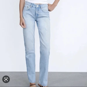 Zara mid Rise jeans  - Säljer dessa då ja har ett par typ likadana, jätte fin färg och passform!   Kanske startar budgivning om många är intresserade! 