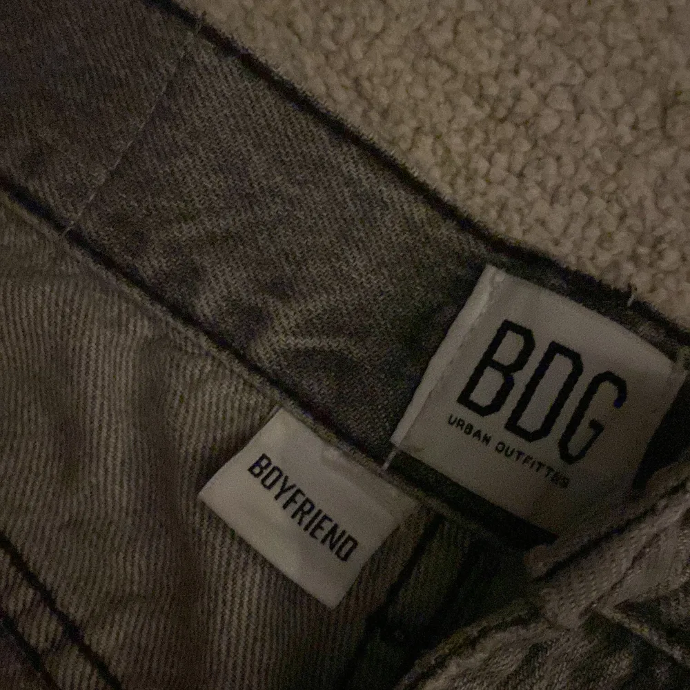 Säljer mina gråa oversized BDG-jeans. Har använd dessa 3 gånger för att de va för långa. . Jeans & Byxor.