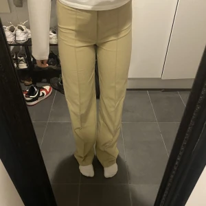Pull&bear kostymbyxor beige - Kostymbyxor från Pull&bear som är köpta på zalando. De är aldrig använda. Jag köpte de för 329kr och de säljs inte längre. Säljer pga de är för långa. Skriv meddelande om ni har några fler frågor! 😊