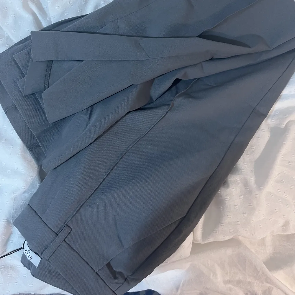 Nakd kostym byxa i grå storlek 34 i helt ny skick. Säljs för att är för lång och retur tiden har gått ut. Köpt för 499 kr och säljs för 300 + frakt. . Jeans & Byxor.