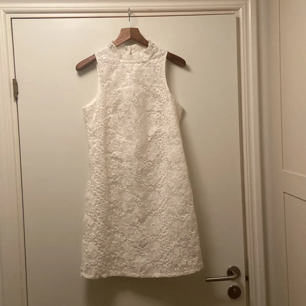 En jättefin vit klänning från Lavand. Passar utmärkt till student eller skolavslutning.. Klänningar.