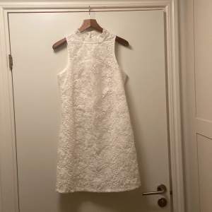 En jättefin vit klänning från Lavand. Passar utmärkt till student eller skolavslutning.