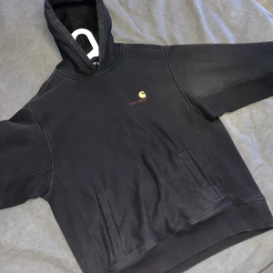 carhartt hoodie - carhartt hoodie i otrolig kvalité, ser solblekt ut pga bild med blixt.   hoodien är i nyskick, saknar dock snörning i luvan. kostade 1000kr ny, passar både small och medium