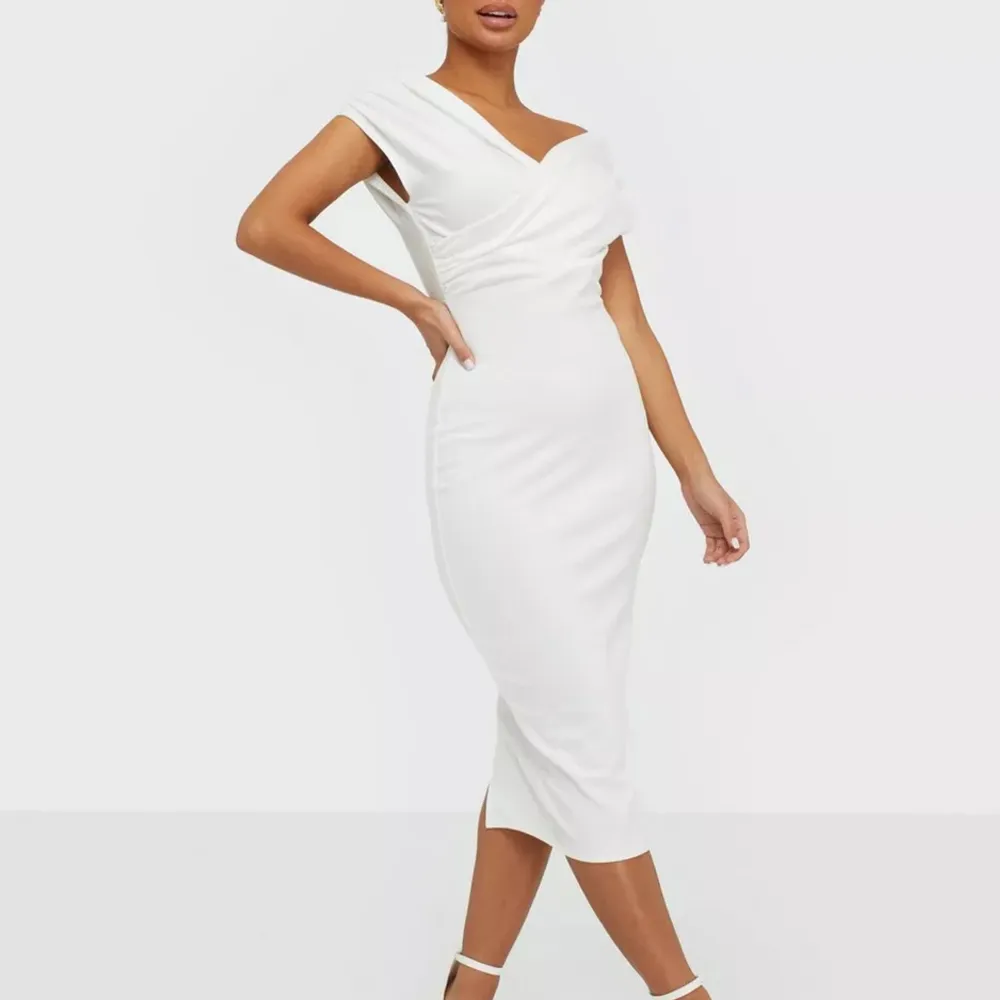 Ett super bra vit klänning ”NELLY Classy Shoulder Dress