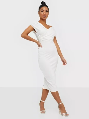 Vit klänning  - Ett super bra vit klänning ”NELLY Classy Shoulder Dress"har faktiskt två styckna, en S and en M vill sälja båda två om det är möjligt 💕  Har haft på mig Klänning S en gång men M har jag inte haft på mig en.  ”Klänning finns inte längre på Nelly just nu”