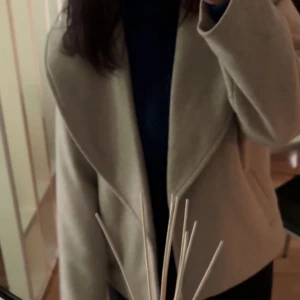 Beige kort kappa  - Köpt nån månad sen men kom inte till så mkt användning då det inte är min stil💕 Dock sitter den jätte fint och kommer med bälte!! Super bra för våren💕Storlek M men passar super bra för S. I använd skick!!