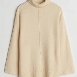 Stickad tröja Premium quality - Storlek XXS men oversize. Tröjan har en slits på varje sida.  Endast testad.  52% akryl, 25% polyester,14% ull, 7% alpacaull, 2% elastan