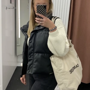 dunväst - dunväst från Zara i storlek L men är som M😇
