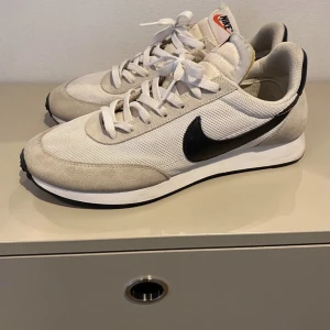 Nike Tailwind 79 Vit Strlk 45 - Säljer dessa sällan använda skor, bra skick näst intill nyskick. Skorna är i storlek 45. Köptes för ca 1 000kr. Luftiga och bra till sommaren! 