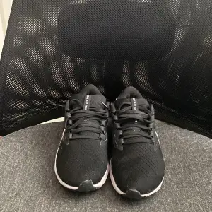 Säljer dessa riktig bra Nike Löpskor pga att de blivit för små på mina fötter. Har använt dom i cirka ett halv år på gymmet och de kommer i Bra Skick. DM elr skriv ifall intresserad av att köpa dessa skor🔥