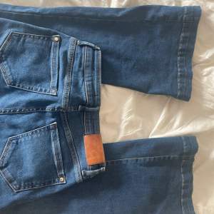 jättwfina bootcut jeans, de sitter typ midrised💓säljer för dom är tyvärr för små för mig💕midjemåttet: 32, innerbensmåttet: 75