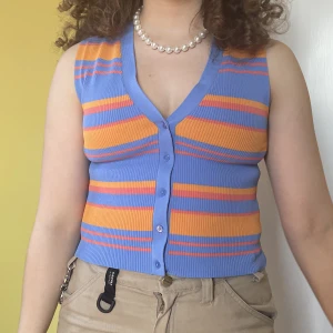 Blå orange väst - Väst från Zara i pastellfärger som jag köpte second hand. Har använt en gång och vet inte hur jag ska styla den.