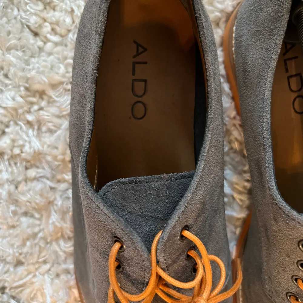 Aldo skor Grå tyg med orange sula och skosnören. Storlek 45 Osnvända . Skor.