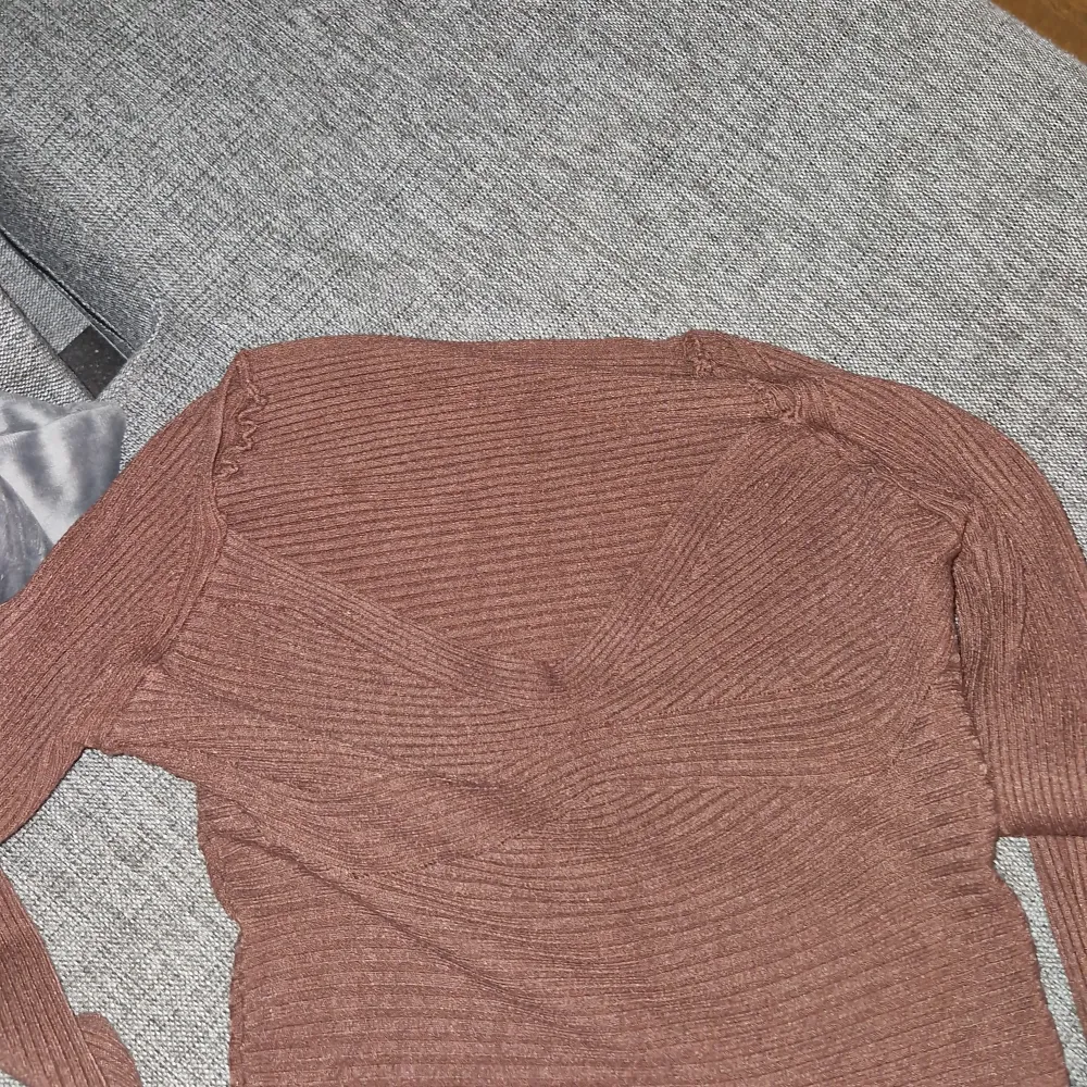 Denna tröja är storöek L men passar M också. Skick är 10/10 eftersom jag bara testade den en gång sedan var den för stor på mig. Tyget är väldigt töjbart/stretchigt. Tröjan har ett tunt tyg. Köparen står för frakt Vid frågor är det bara att höra av sig :). Stickat.