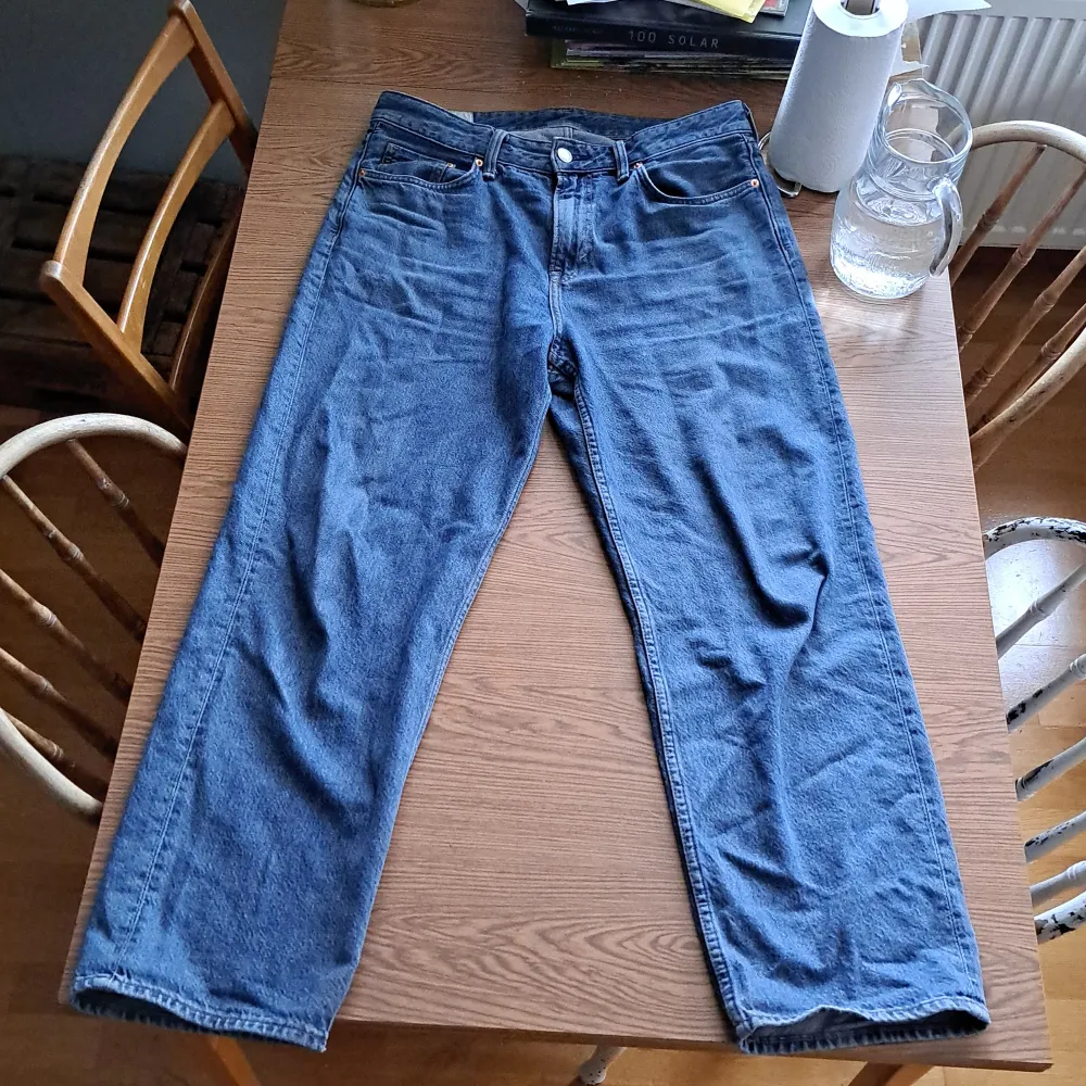 Ett par loose fit jeans från hm, köpta för 300. 32 längd och 32 waist, dm för pris👍. Jeans & Byxor.