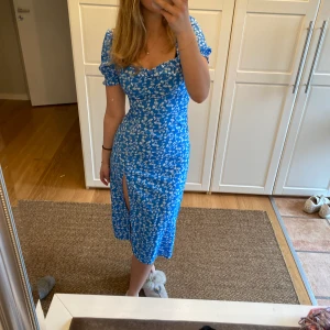 Sommarklänning  - Lapp saknas så vet varken butik eller storlek men skulle säga en XS/S, lite skumt material men jättefin. 