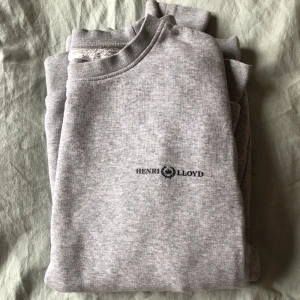 Grå sweatshirt  - Skön sweatshirt från henryloyd. Storlek S