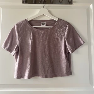 Crop top  - Crop top ifrån icaniwill i storlek M men passar även mindre. Aldrig använd. Nypris 299. Köparen står för frakten. 