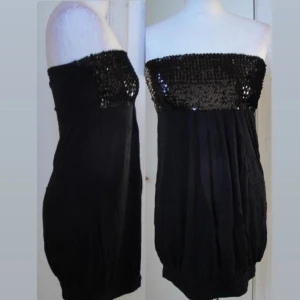 Mycket snygg svart stretch klänning strass - (kan ej skicka fler bilder eller visa hur den ser ut på) storlek S. helt ny oanvänd. möts i stockholm eller fraktar 🖤