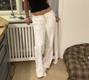 Roxy Linnebyxor  - Jag säljer mina linnebyxor från roxy, jätte fint skick och andvända ett fåtal gånger så absolut inga defekter. Dom är i storlek s men passar xs också! Startar budgivning om många är intresserade!! Jag kan även byta mot ett par alobha label linnebyxor i xs