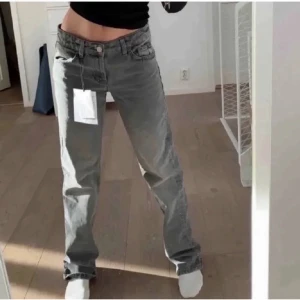 Zara jeans  - Så fina zara jeans! Kommer inte längre till användning, skriv för egna bilder 💞💞