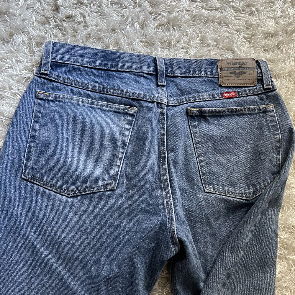 Köpte dessa secondhand i usa förra sommaren, men bara använda max 3 gånger. De sitter väldigt overzised, de är breda och långa i benen. Har även fler jeans vid min profil!. Jeans & Byxor.