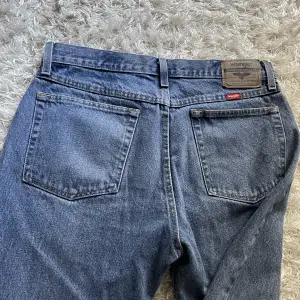 Köpte dessa secondhand i usa förra sommaren, men bara använda max 3 gånger. De sitter väldigt overzised, de är breda och långa i benen. Har även fler jeans vid min profil!