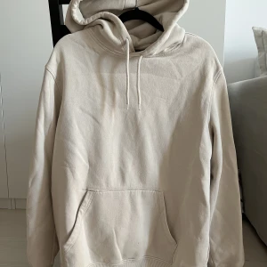 Beige hoodie från H&M - Beige hoodie från H&M. Storlek M. 
